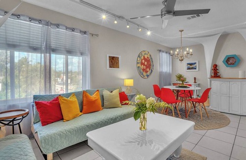 South Palm Park Neighborhood Association Apartment | Short Walk to Beach/Town-Artistic Apt., Gorgeous Garden W/Beautiful Shared Pool