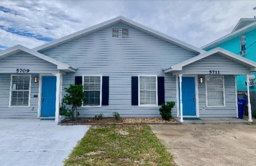 Biltmore Beach House | Short Walking Distance to Beach Paradise