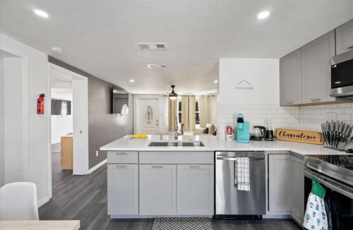 Gulf Gate Estates House | Siesta Key Cottage with Heated Pool