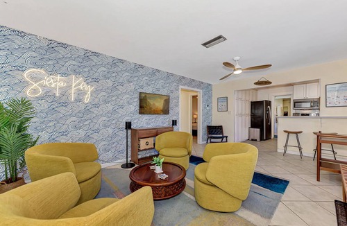 Bay Isle House | SIESTA KEY POOL HOME! PERFECT FOR FAMILIES-SLEEPS 10! PET FRIENDLY!