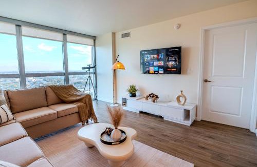 Fort Myers River District Apartment | Skyline Serenity City Views, Pool, Hot Tub & Gym