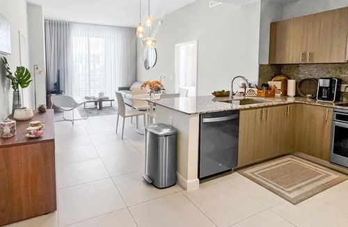 Doral Condo | Sleek Doral Escape: Spacious Chic