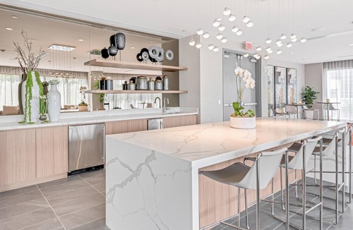 Doral Condo | Sleek Doral Escape: Spacious Chic