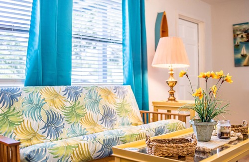 Seminole House | Sleeps 10! Just 5 minutes from White Sand Beaches!