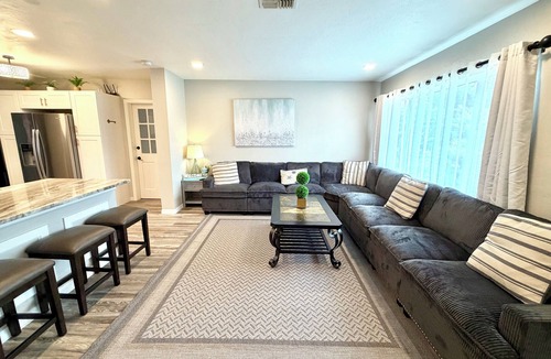 Seminole House | 🏖️Sleeps 10🏖️ MINUTES to BEACHES, 💦Heated Saltwater Pool Included!