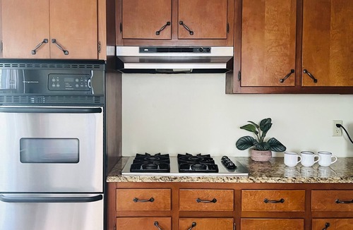 Park Forest Village House | Sleeps 12/Mid-Century Cool/Minutes to Stadium