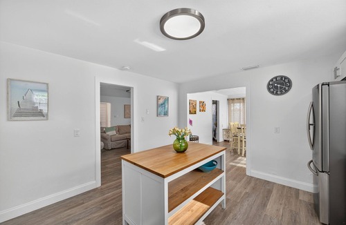 Sarasota House | Sleeps 12 ~Sparkling Pool Home~ 1 block to Gulf Beaches. 4 bdrm 3 bath. Lido Key