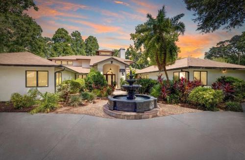 Temple Terrace House | Sleeps 14-Pool-Games-Dog Friendly-Golf Course View