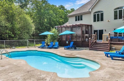 Reeders House | Sleeps 14! Pool Hot Tub Sauna Pickleball Arcade