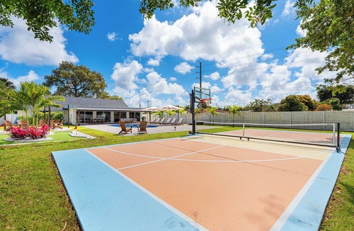 West Palm Beach House | Sleeps 16! Heated Pool+Pickleball+MiniGolf+Firepit