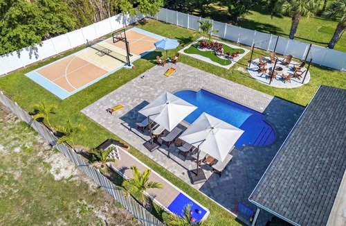 West Palm Beach House | Sleeps 16! Heated Pool+Pickleball+MiniGolf+Firepit