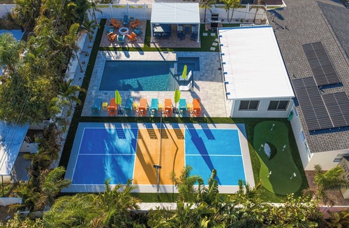 West Bradenton House | Sleeps 18 + Private Pool+Pickleball+Hot Tub + Near Beach & IMG