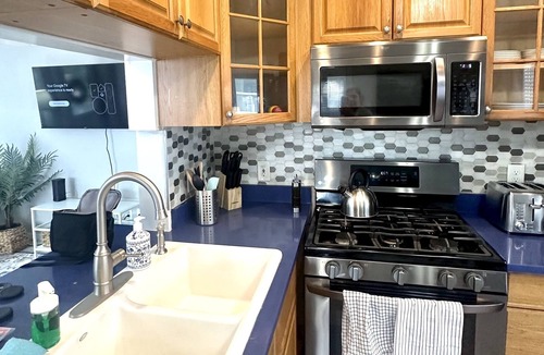 St. Petersburg Cottage | Sleeps 8, King Bed, 2 Full Beds, 2 50' HDTVs, 5min walk downtown , 10min beach