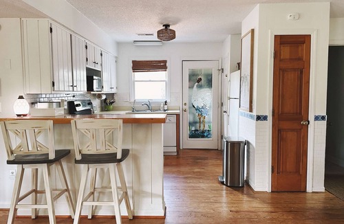 Ocean Ridge Cabin | Snowbird-friendly island cottage with fairway views, lanai, & AC - dogs welcome