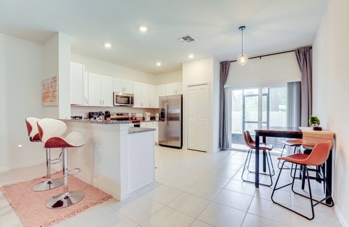 Ruskin House | Snowbird Haven Townhome w/Pool Access Near Tampa!