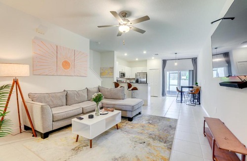 Ruskin House | Snowbird Haven Townhome w/Pool Access Near Tampa!