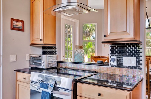 Palmetto House | Soak in the Hot Tub Waterfront! Kayak off the dock
