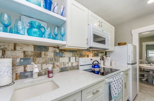 Indian Rocks Beach Cottage | SOL Cottage, Best Experience in IRB, new AC, totally remodeled, free parking