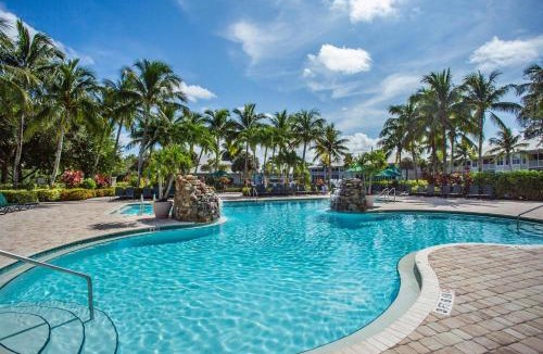 Naples House | Solterra - newly remodeled luxury 3BR condo with lake and golf views, access to resort pool, hot tub, and golf courses at Lely Resort! Close to Naples beaches, 5th Avenue S, and Marco Island! Ideal for families or groups, perfect for a summer vacation!