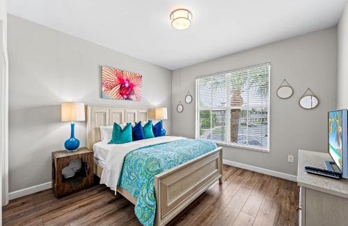 Naples House | Solterra - newly remodeled luxury 3BR condo with lake and golf views, access to resort pool, hot tub, and golf courses at Lely Resort! Close to Naples beaches, 5th Avenue S, and Marco Island! Ideal for families or groups, perfect for a summer vacation!