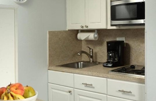 Indialantic By The Sea Resort | Soothing Seaside Stay: Scenic by the Ocean with Kitchen