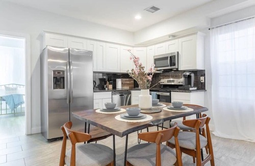 Chinatown Apartment | Sosuite | Billiards 3BR Apt w W/D