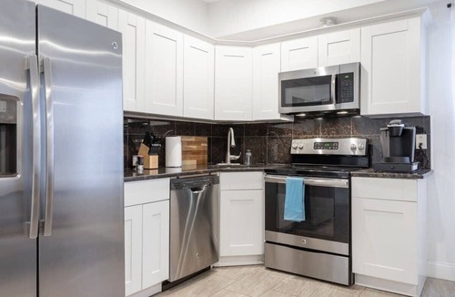 Chinatown Apartment | Sosuite | Billiards 3BR Apt w W/D