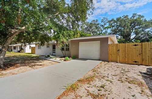 Alta Vista House | Spacious 2BR Retreat w/Large Spool Near Downtown