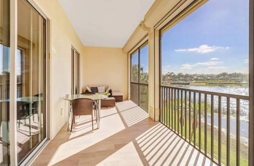 Bonita Springs Condo | Spacious 2nd Floor 3 Bed Rm Coach Home w/Long Lake View - Close to Beaches