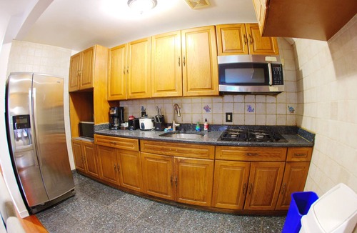 Westchester Heights Apartment | Spacious 3-bedroom apartment in the Bronx wirh Free Parking!