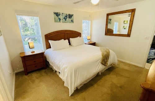 Sunridge Woods House | Spacious 3 bedroom Pool Home Recently Remodeled on Quiet Cul-de-sac with Lake Views