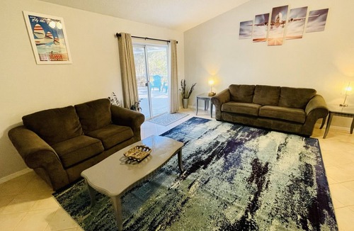 Sunridge Woods House | Spacious 3 bedroom Pool Home Recently Remodeled on Quiet Cul-de-sac with Lake Views