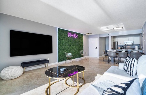 Brickell Condo | Spacious 3BR Pool/Gym 15min to Bayfront Fest