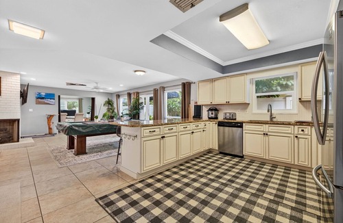 Historic Old Northeast House | Spacious 4-bedroom in Beautiful Downtown St Petersburg with AC, Billiards & BBQ