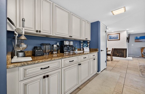 Historic Old Northeast House | Spacious 4-bedroom in Beautiful Downtown St Petersburg with AC, Billiards & BBQ