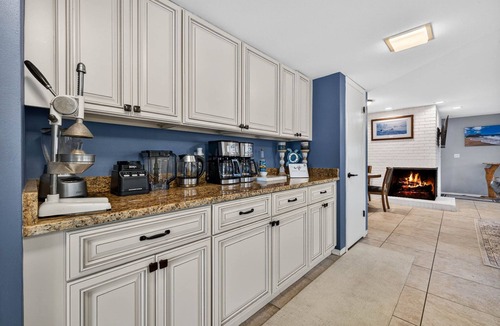 Historic Old Northeast House | Spacious 4-bedroom in Beautiful Downtown St Petersburg with AC, Billiards & BBQ