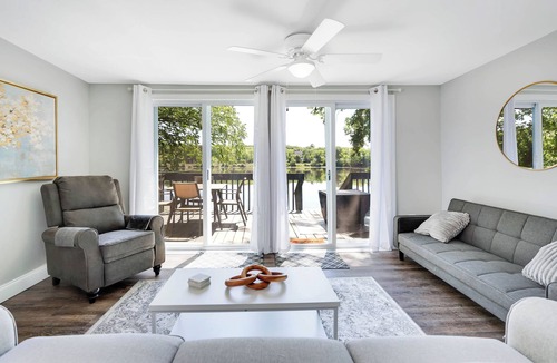 Meriden House | Spacious 4-bedroom house on the water!
