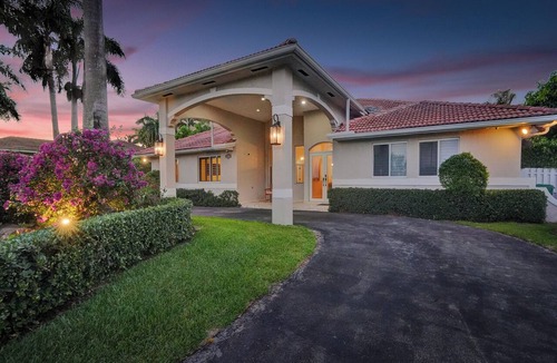 Kendale Lakes House | Spacious 4-bedroom house Near the beaches
