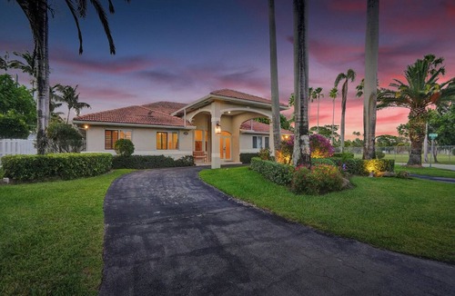 Kendale Lakes House | Spacious 4-bedroom house Near the beaches