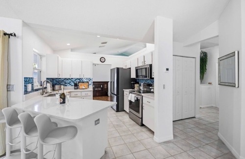 Lake Sarasota House | Spacious 4BR fenced yard 20 min to Siesta Key