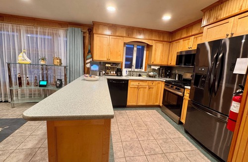 Brick House | Spacious 4BR Lagoon Cottage King Bed Hot Tub Game Room Gym Kayaks Large Yard