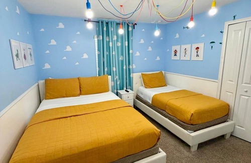 Kissimmee Resort | Spacious 5-bedroom/4 bathroom/Private Pool/Sleeps 13 inside Resort Near Disney!