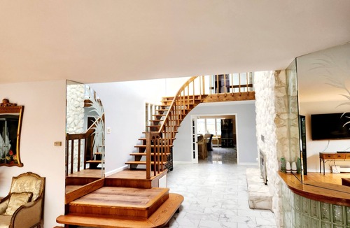 Bay Shore House | Spacious 5-bedroom house in lovely multi million dollars area with AC