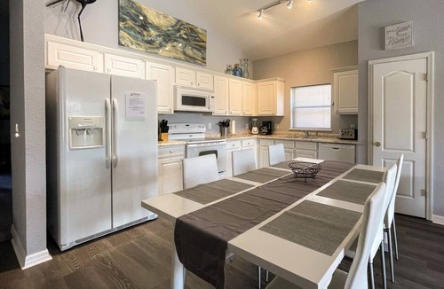 Silver Creek House | Spacious 5-Bedroom Holiday Home with Pool, Spa, Cinema Room & More – Your Dream Vacation Awaits!