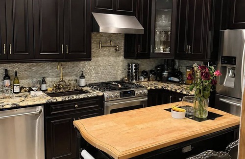 Tremont House | Spacious 5-bedroom townhome in fantastic Bronx