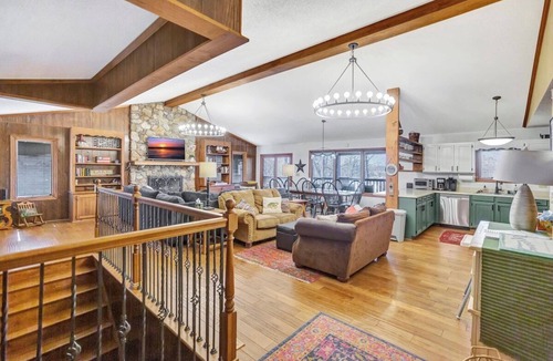Six Mile House | Spacious 6BR Greene Lodge on Lake Keowee, perfect for family getaways!