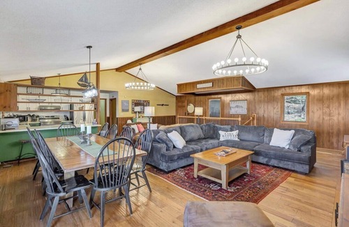 Six Mile House | Spacious 6BR Greene Lodge on Lake Keowee, perfect for family getaways!