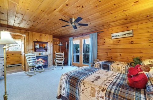 Aquashicola Cabin | Spacious 8BD/7BA lodge Beltzville Lake, firepit, kayaks, pet-friendly, Poconos