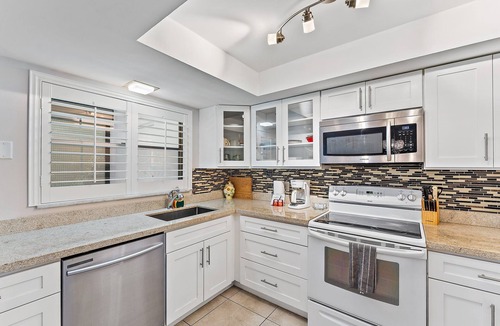 Singer Island Apartment | Spacious Beach Apt Walking Distance to Everything