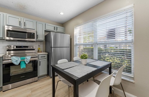 Lake Berkley House | Spacious home w/heated pool & yard